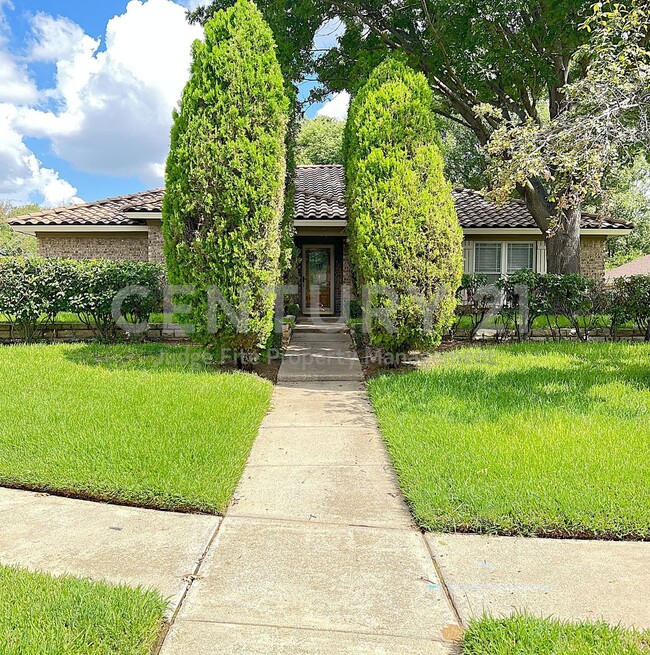 Building Photo - Spacious Single Story 3/2/2 Situated in Pr... Rental