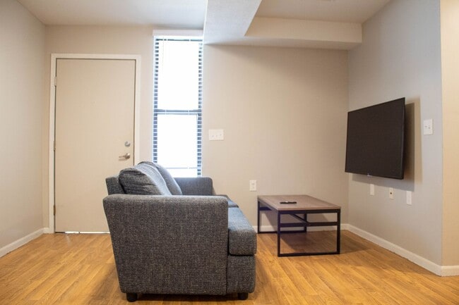 806 S Third