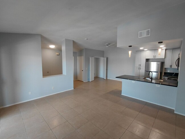 Building Photo - Stylish Condo Living in the Heart of Imperial!