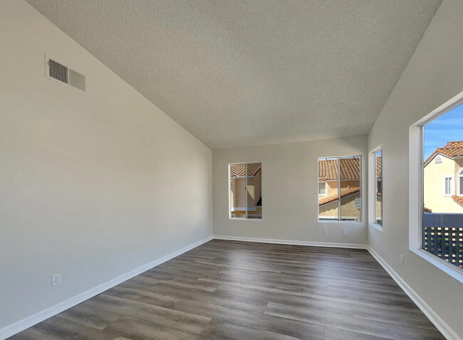 Building Photo - "Coastal Comfort: Spacious 2-Bed, 2-Bath Retreat in Oceanside!"