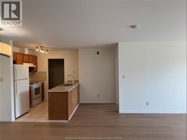 Photo - 5000 Wyandotte St E Unit 304