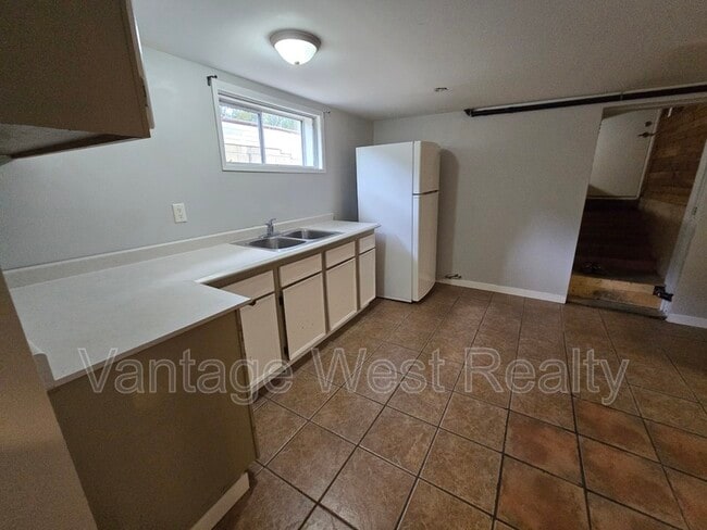 Photo - 320 Rutland Rd S