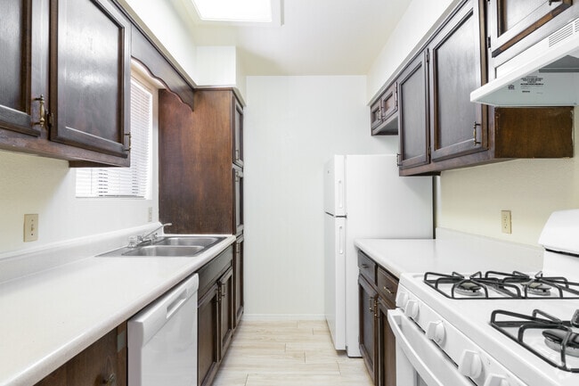 2BR, 1BA - 850SF - Kitchen - Los Arcos and Starlight Court
