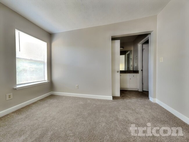 Photo - 2543 Mistletoe Ln SW