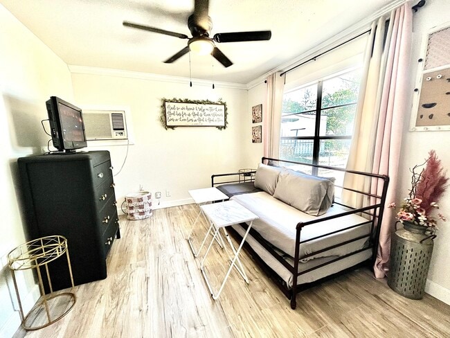 Photo - 7819 Glider Ave Unidad 1