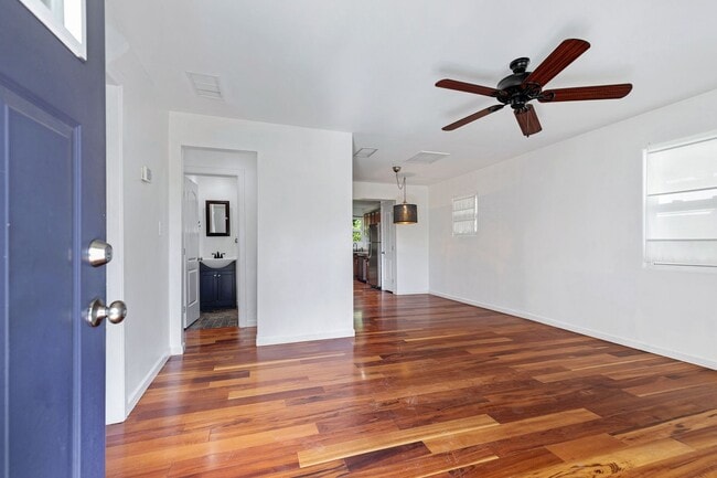 Building Photo - 3-2