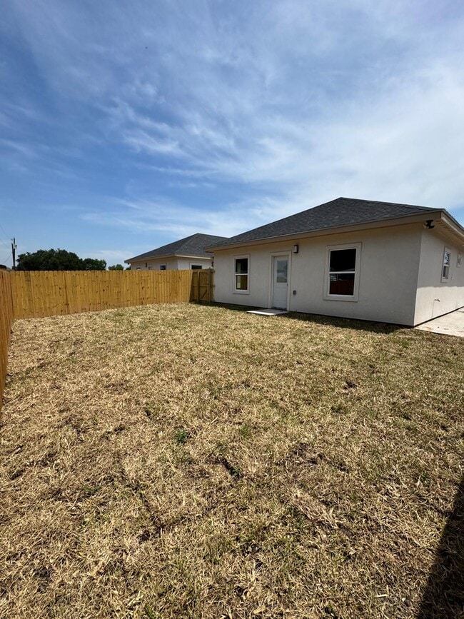 Photo - 2111 Dragonfly St