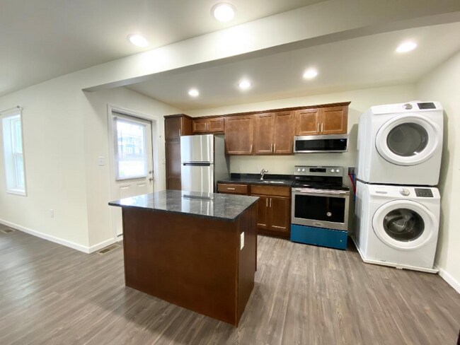 Photo - 945 Poplar Ave