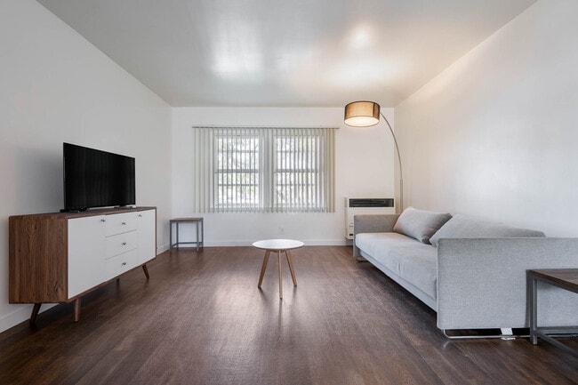 Photo - 8740.5 Belford Ave Unidad 8740.5