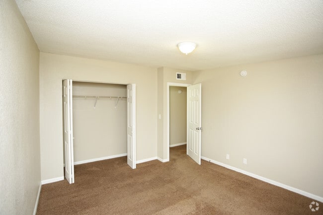 3BR, 1.5BA - 1100 SF