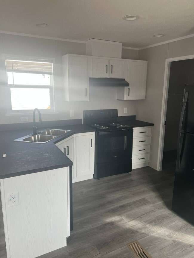 Building Photo - 200 E Zora St