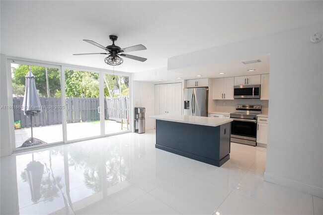 Photo - 2714 NE 8th St