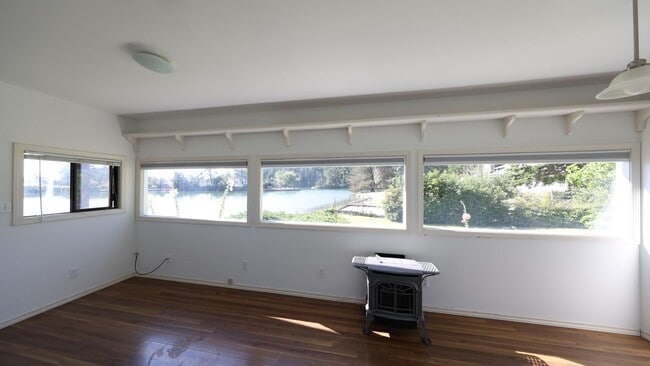 Photo - 1 Bed 1 Bath - Kennedy Lagoon - Fabulous Location