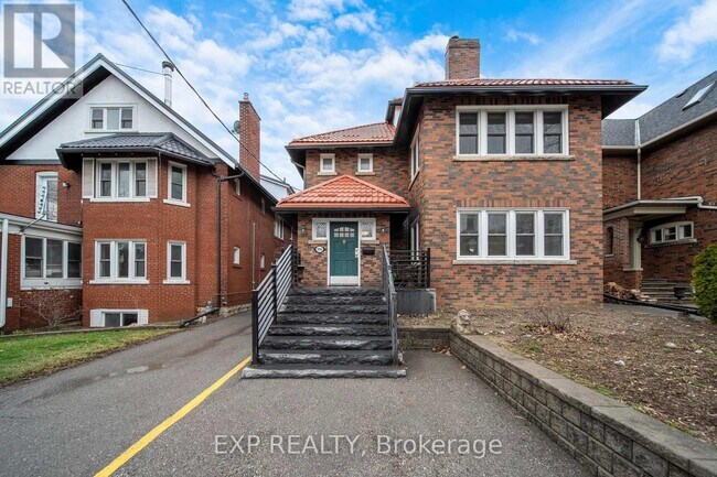 Photo - 896 Avenue Rd