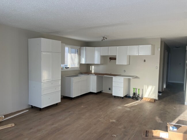 Photo - 4111-4149 49 Ave