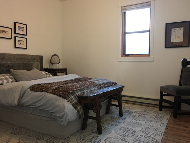 Master Bedroom with queen size bed - 328 S Tracy Ave Apartamentos Unidad C