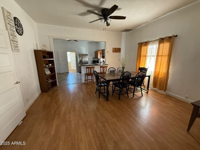 Photo - 851 E 9th St