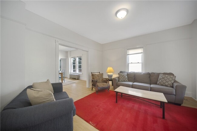 Photo - 921 E State St