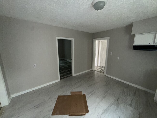 Photo - 1057 College St