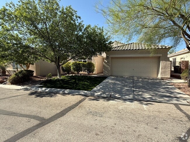 Building Photo - MOVE IN SPECIAL! FIRST TWO WEEKS RENT FREE... Rental