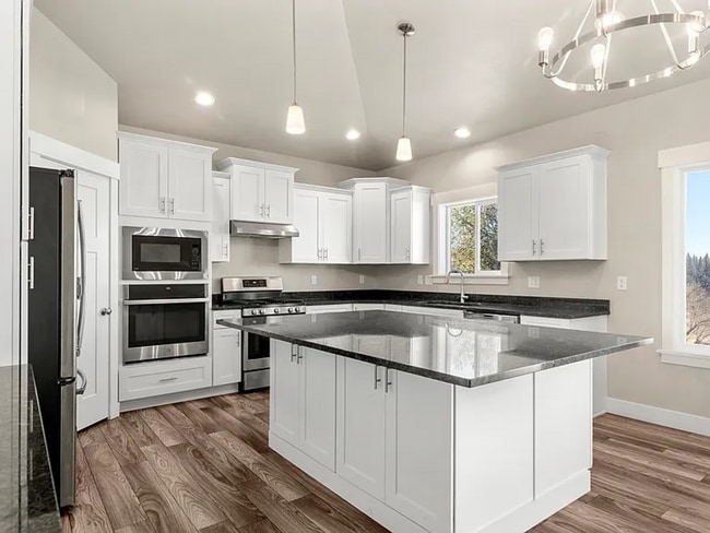 Photo - Spacious 5 Bed, 3 Bath Home with Mountain Views