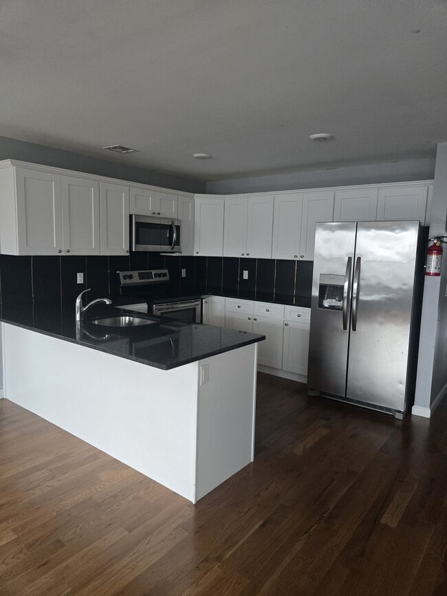 Building Photo - 266 2nd Ave Unit 2