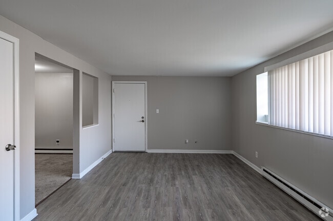 1BR, 1BA - 725SF - Living Room - Creekside Village Apartments