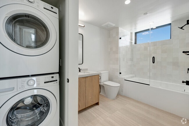 2BD, 2BA - 940SF - Primary Bathroom