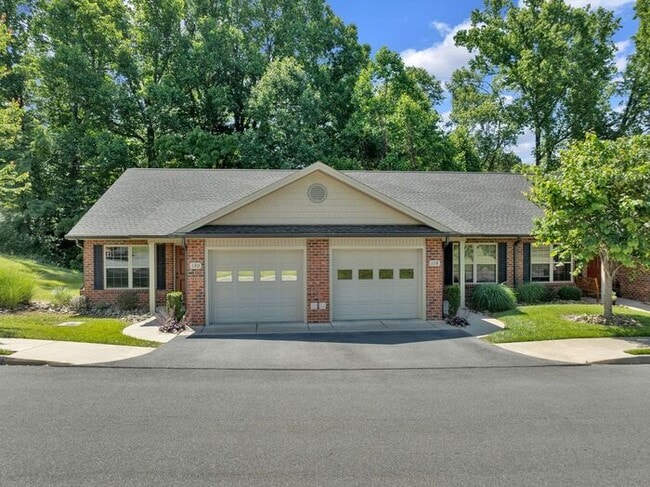 Photo - Hillrise Apartment 1 BR/1.5 Bath One Level with Attached Garage