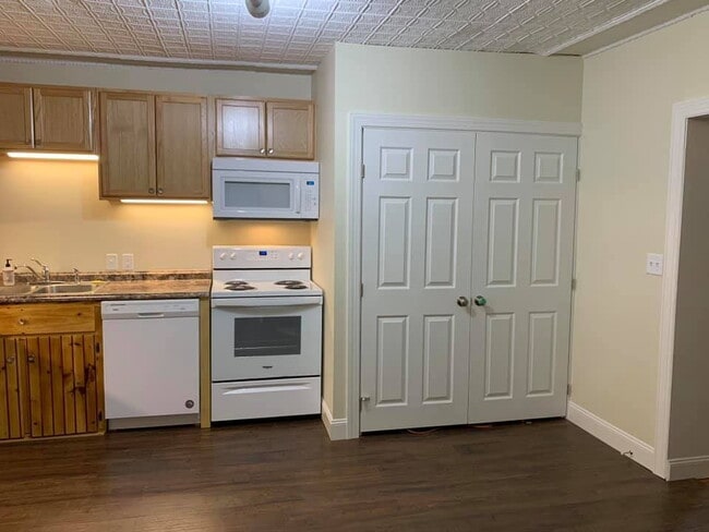 Photo - 1ST FLOOR! 3-bedroom unit located on a quiet dead-end street!