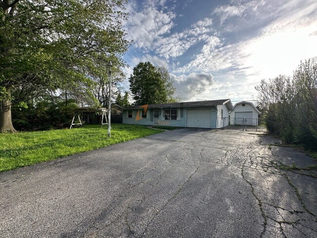 Building Photo - 732 N State Rd 149