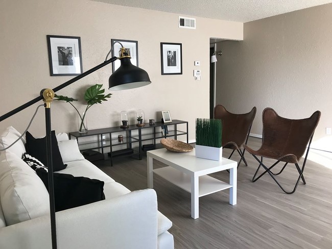 Building Photo - Chelsea Manor is the place for you! Rental
