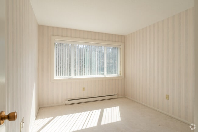 3BR, 2BA - 1400 SF - Second Bedroom