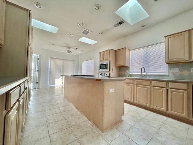 Photo - 711 Tramway Pl NE