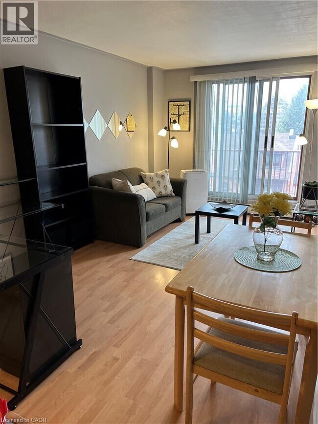 Photo - 141 Catharine St S Unité 502
