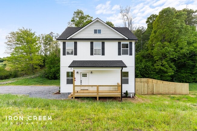 Modern 3-Bed/2.5-Bath Home with Fenced Yar... - Modern 3-Bed/2.5-Bath Home with Fenced Yar...