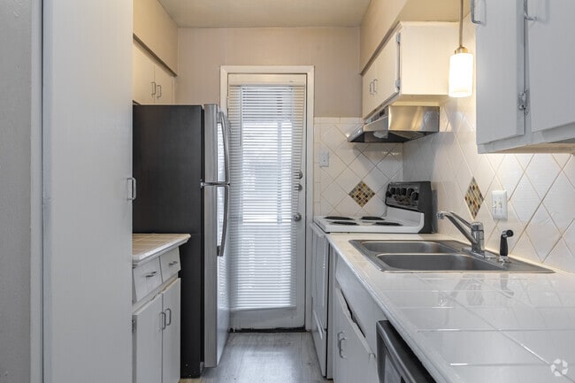 1BR, 1BA - 700SF - Kitchen - Drake