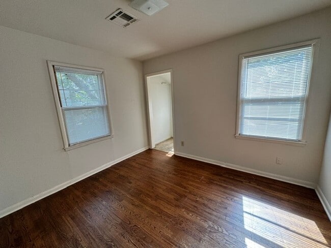 Photo - 2 bedroom in Norman Schools, No carpet, fridge and gas stove!