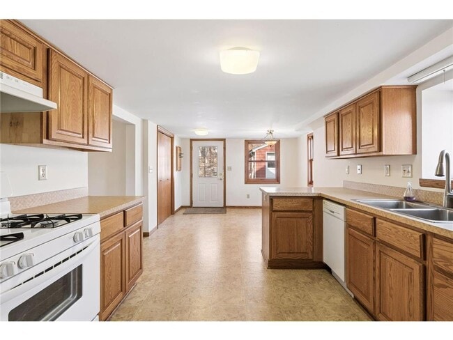 Photo - 949 Benhill Rd