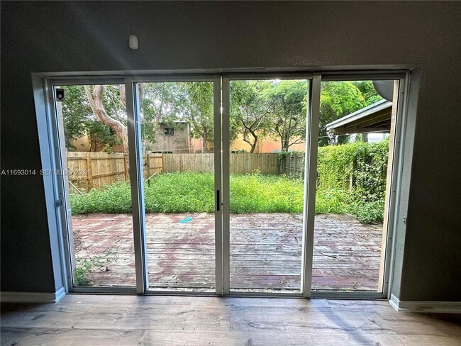 Photo - 687 SW 10th St