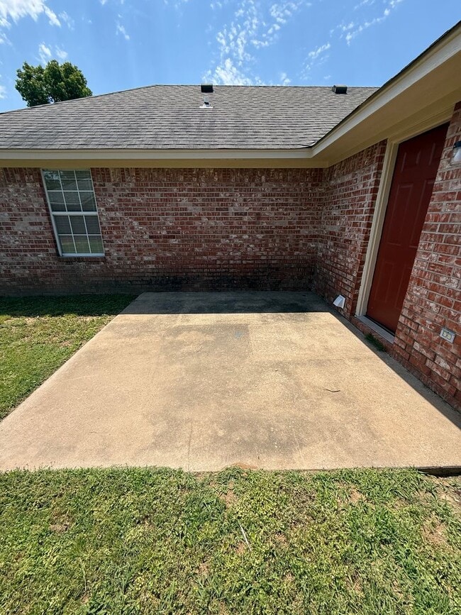 Photo - 3 Bed 2 Bath House With 2 Car Garage.