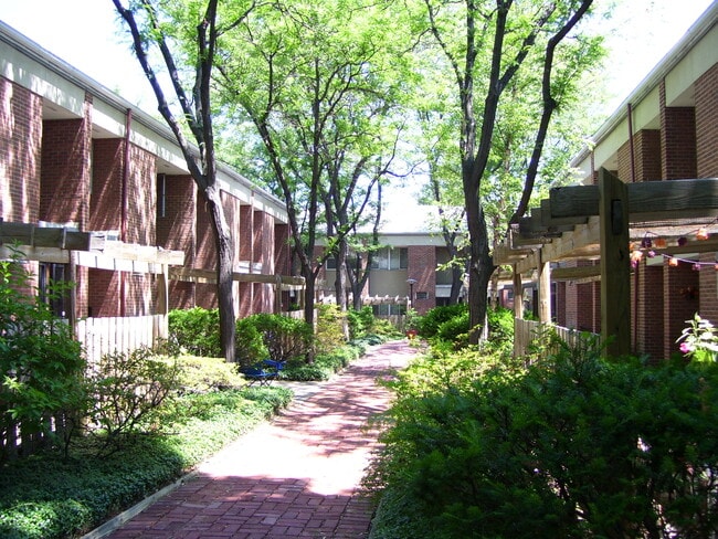 Common courtyard - 712 W Beaver Ave Unit B