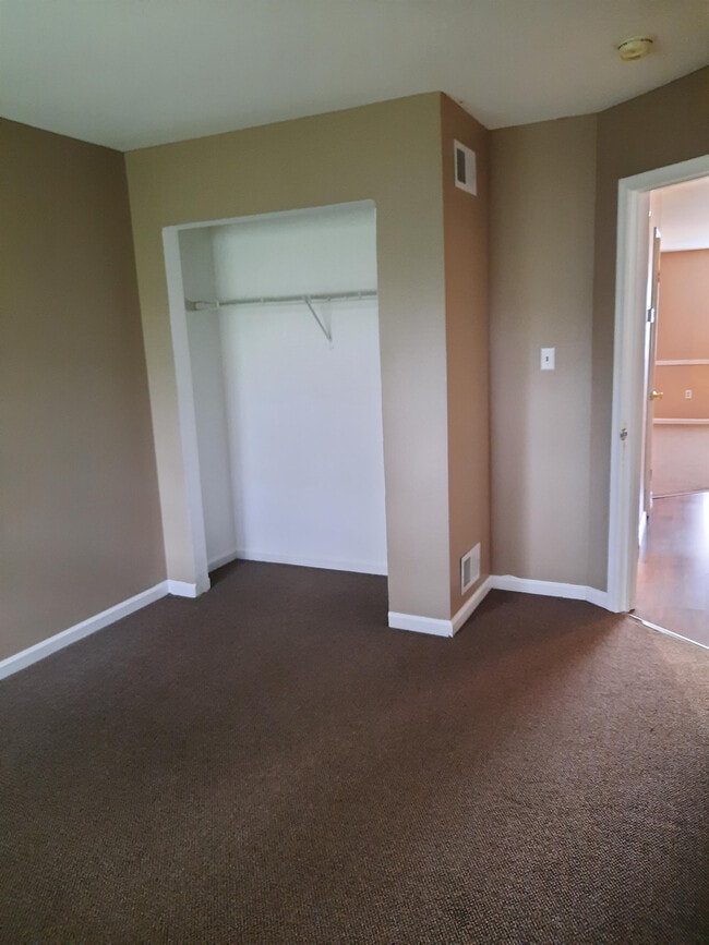 Photo - 142 Pickwick Pl