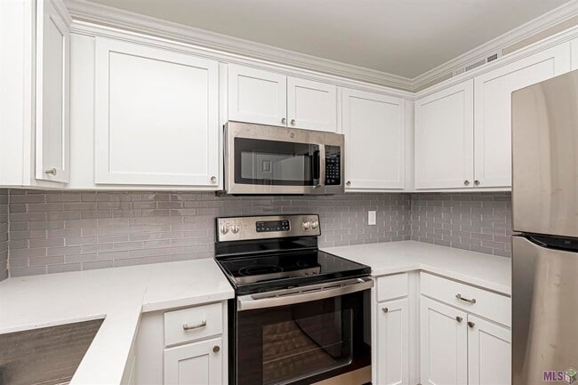 Photo - 2 Bedroom Townhome off Jefferson & Bluebonnet Blvd- Pet Friendly