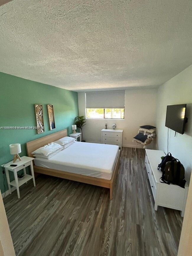 Photo - 2345 NE 135th St Unidad 302