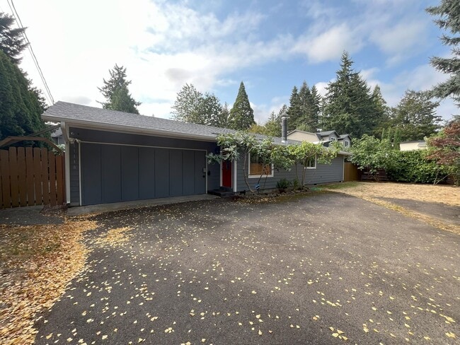 Building Photo - Spacious Yet Cozy 3BR/2BA Home with Garage...