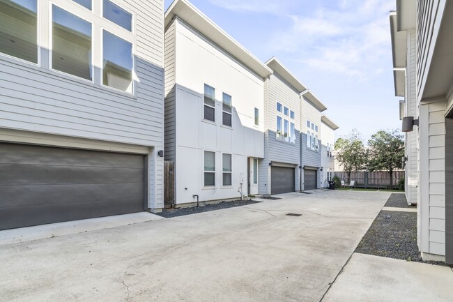 Photo - 2210 Lou Ellen Ln