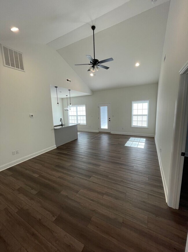 Photo - 3 Bed/2 Bath Home with 2 Car Garage