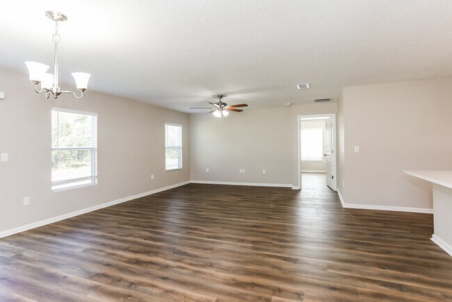 Photo - 8769 Oxfordshire Ave E