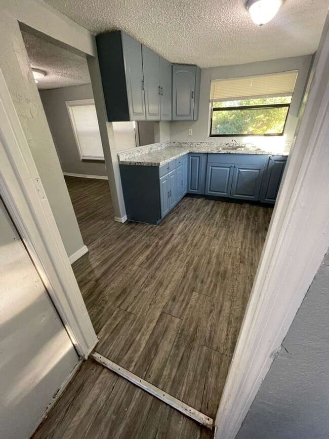 Building Photo - 2/1 St Pete Move In Ready